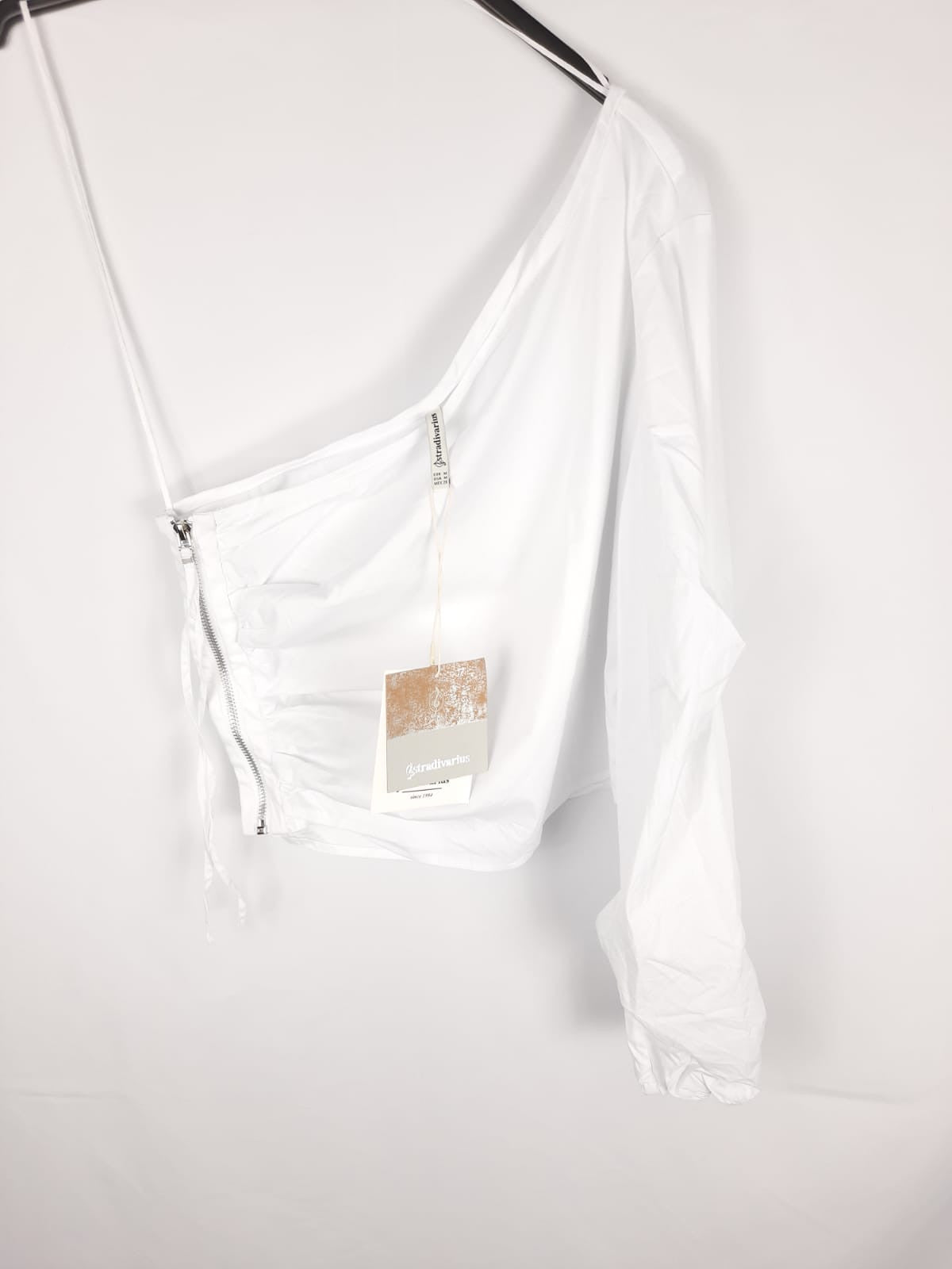 STRADIVARIUS.Top blanco asimétrico T.m