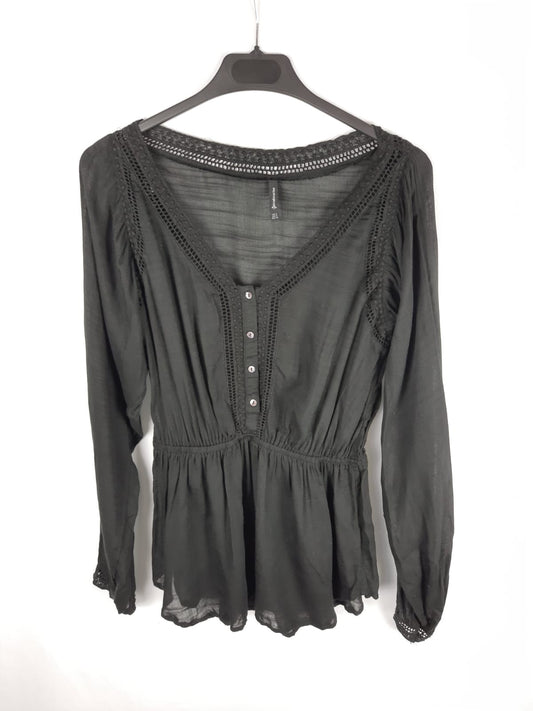 STRADIVARIUS. blusa negra trasparente detalles troquelados T.s