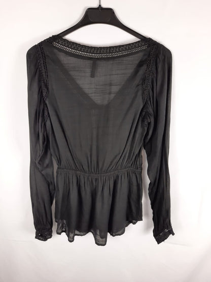 STRADIVARIUS. blusa negra trasparente detalles troquelados T.s