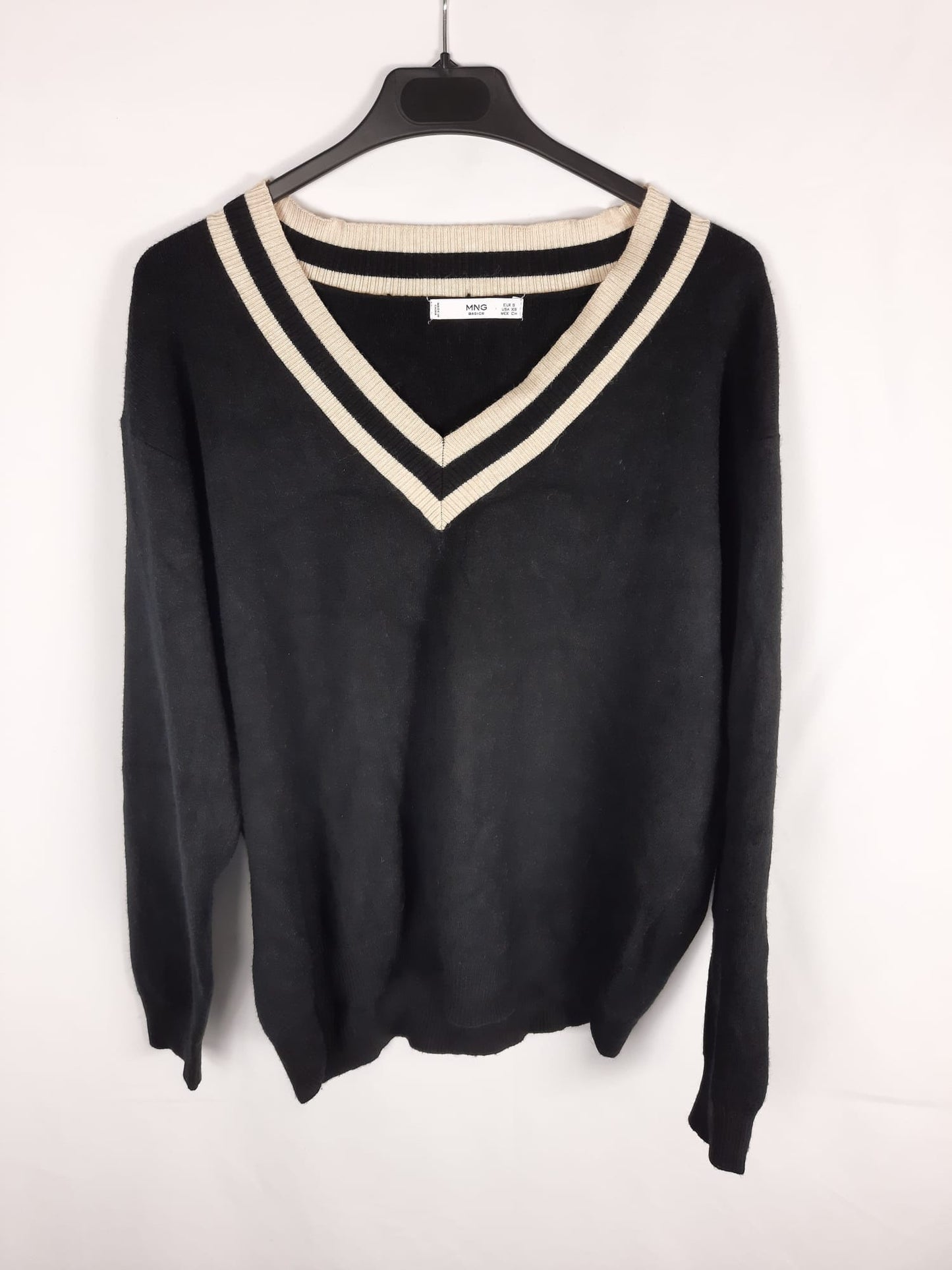 MANGO. jersey negro escote pico a rayas T.S