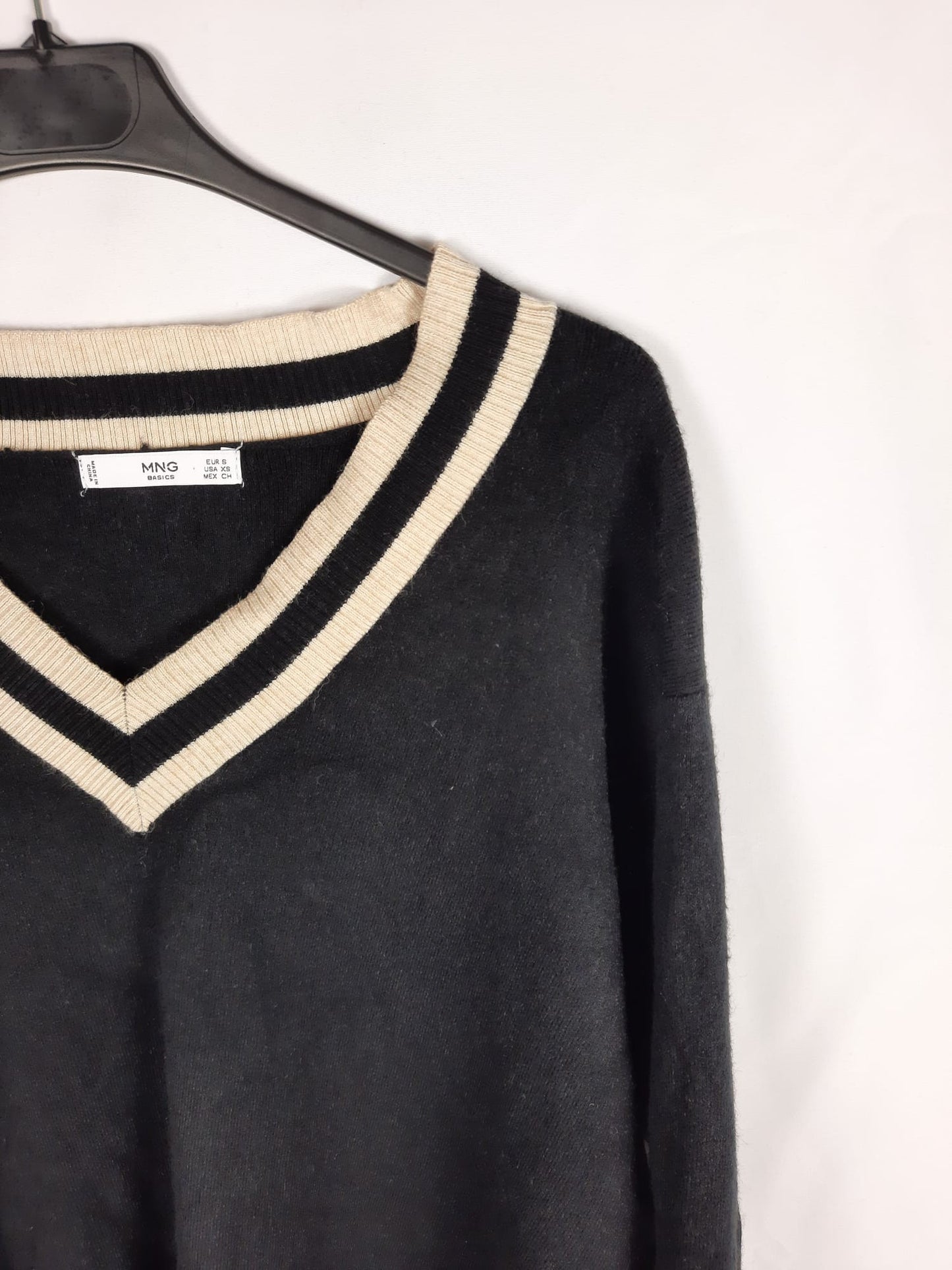 MANGO. jersey negro escote pico a rayas T.S