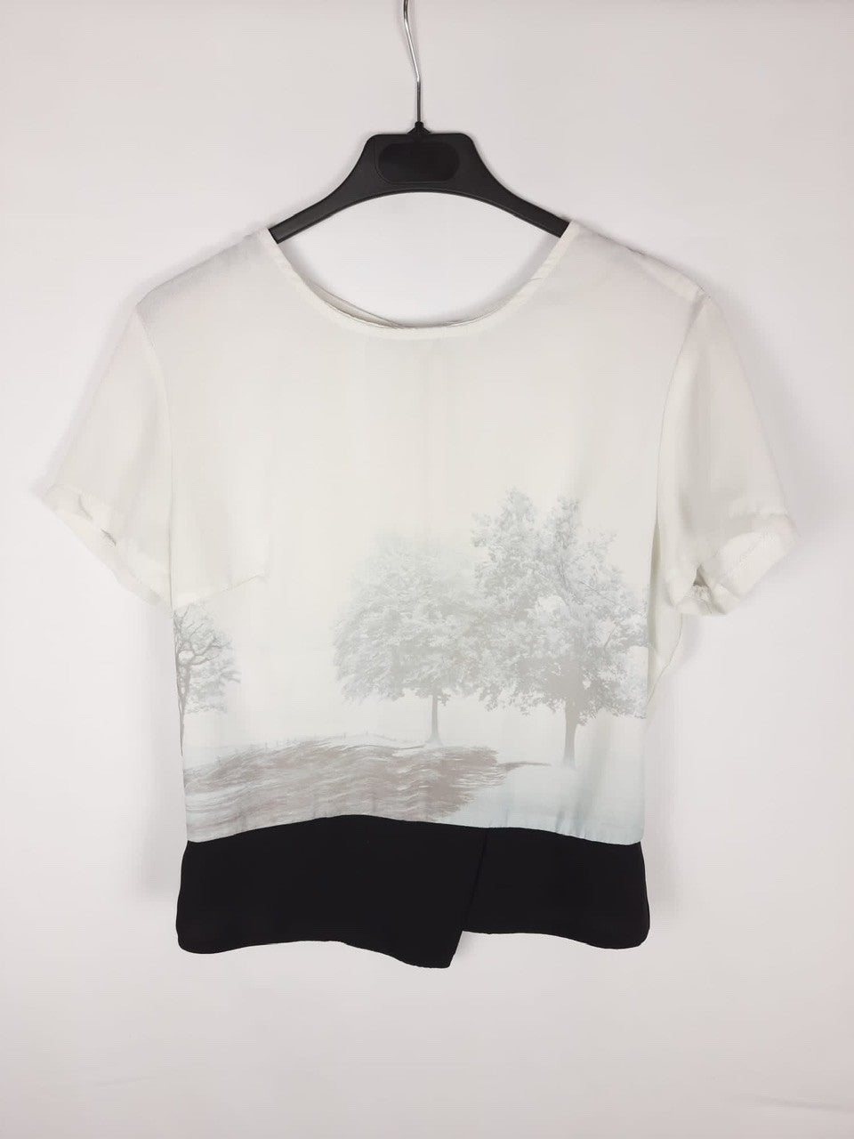 OTROS. Blusa blanca estampada T.U