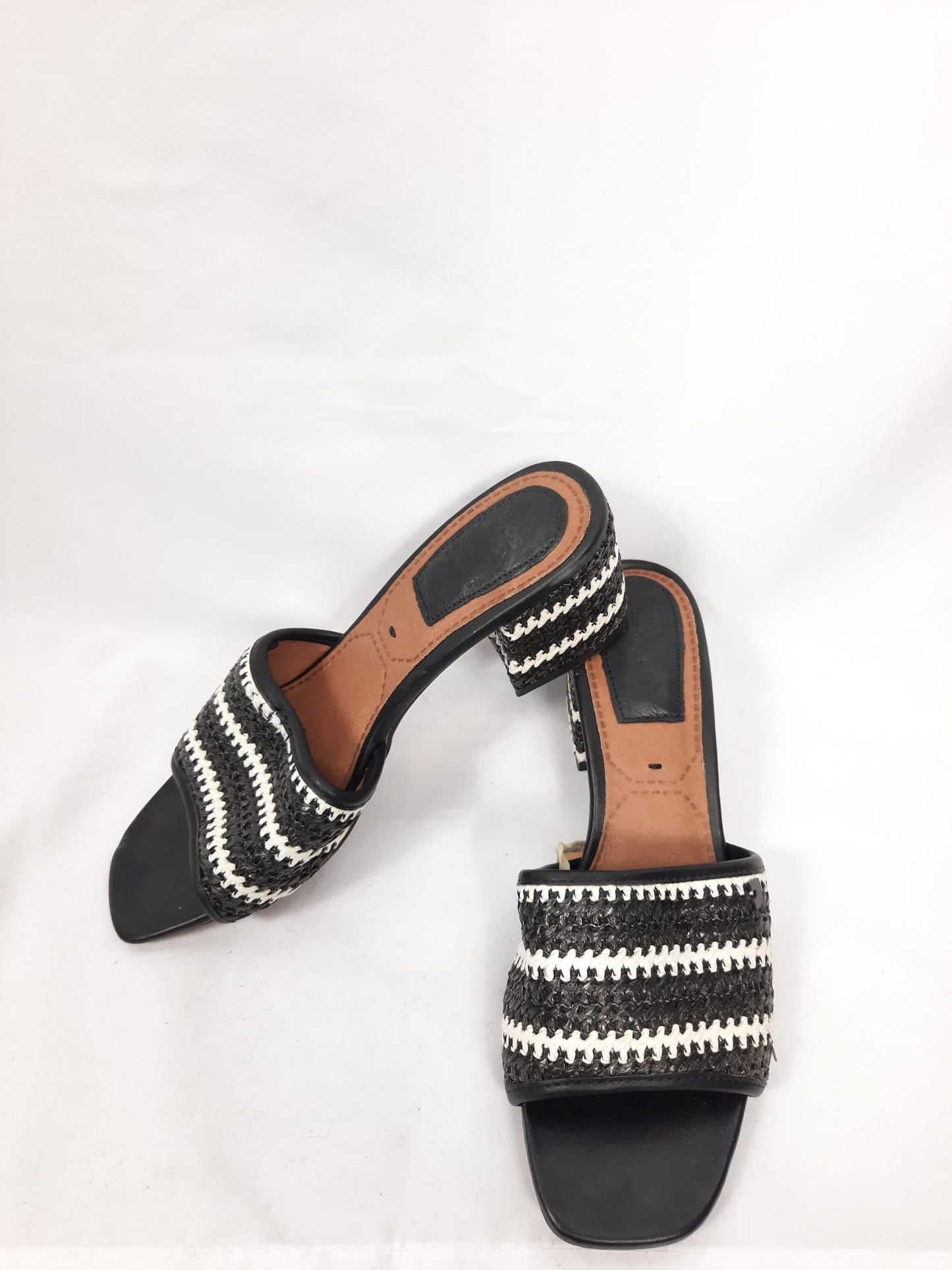 GIOSEPPO. Sandalia de tacon blancas  y negras T.37