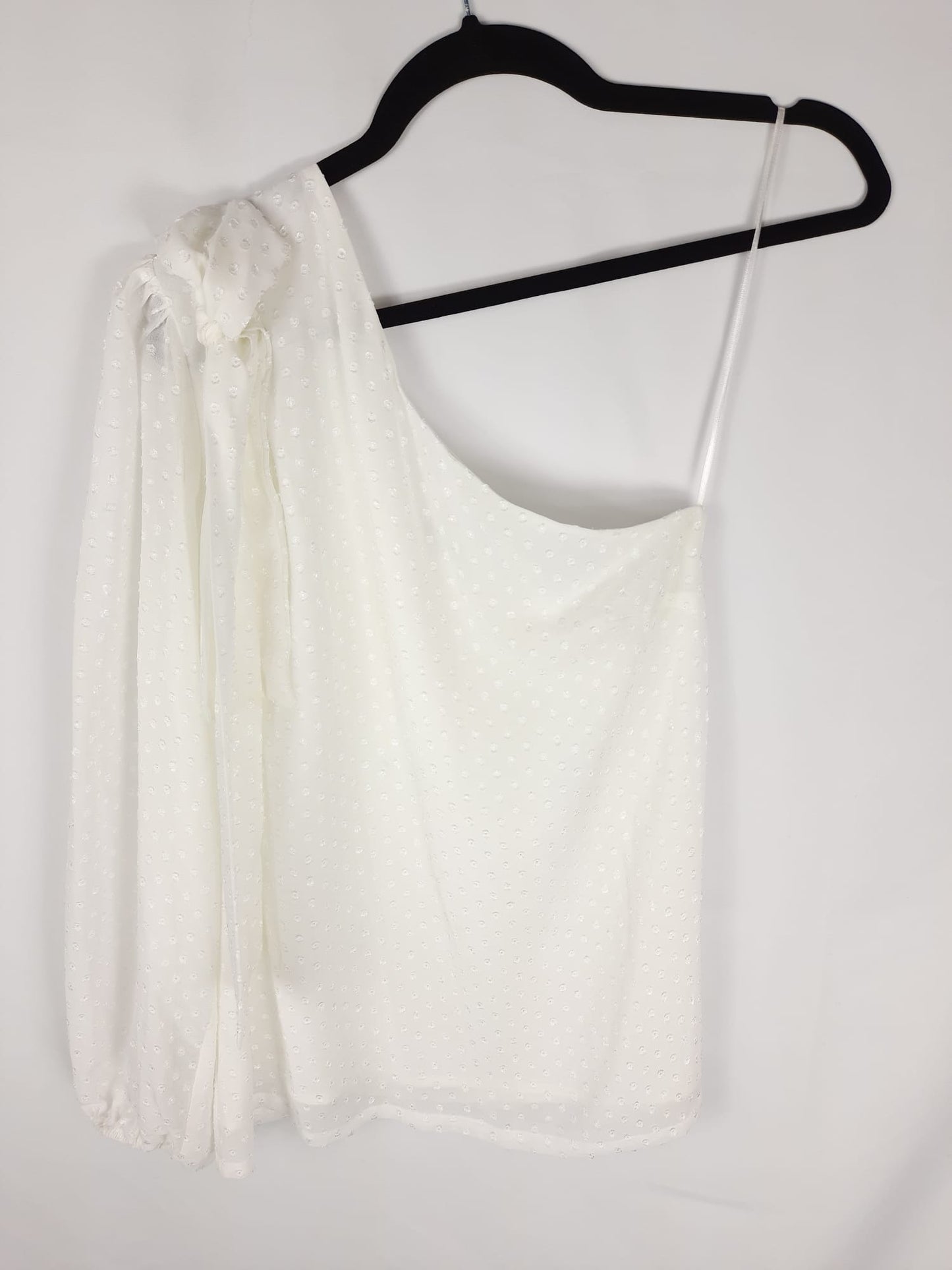 BRUNA. White asymmetrical top with Ts polka dots