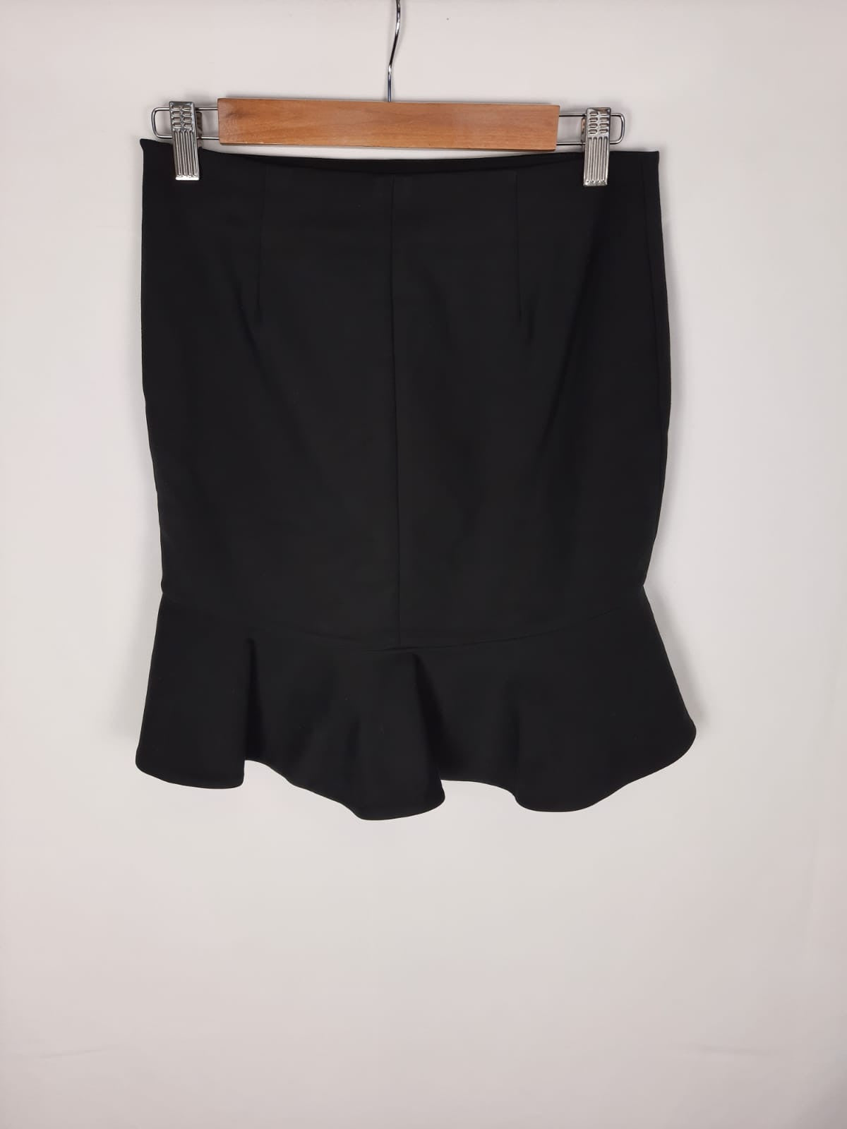 ZARA. Falda corta volante T.xs