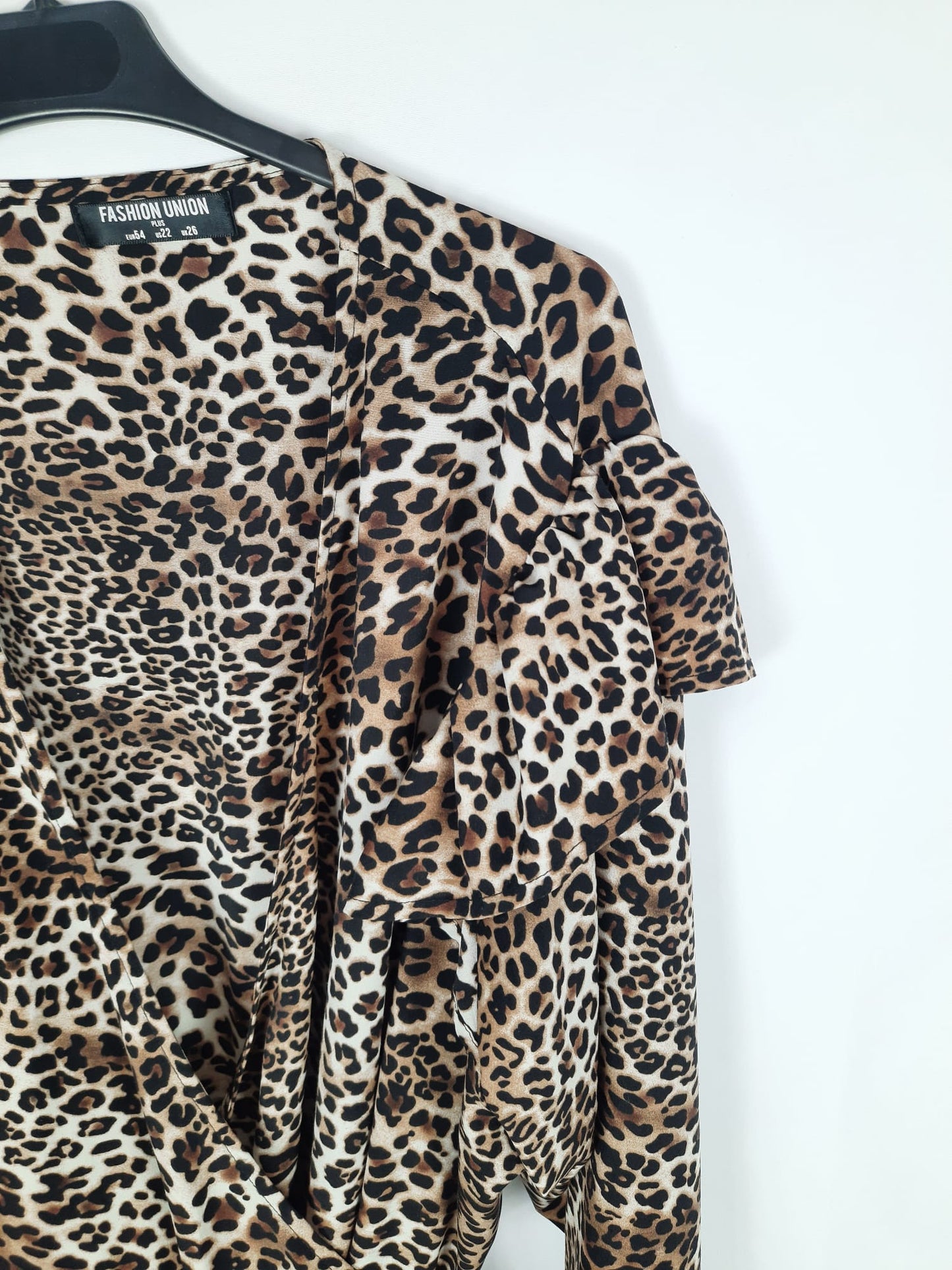 FASHION UNION. Blusa cruzada animal print T.54