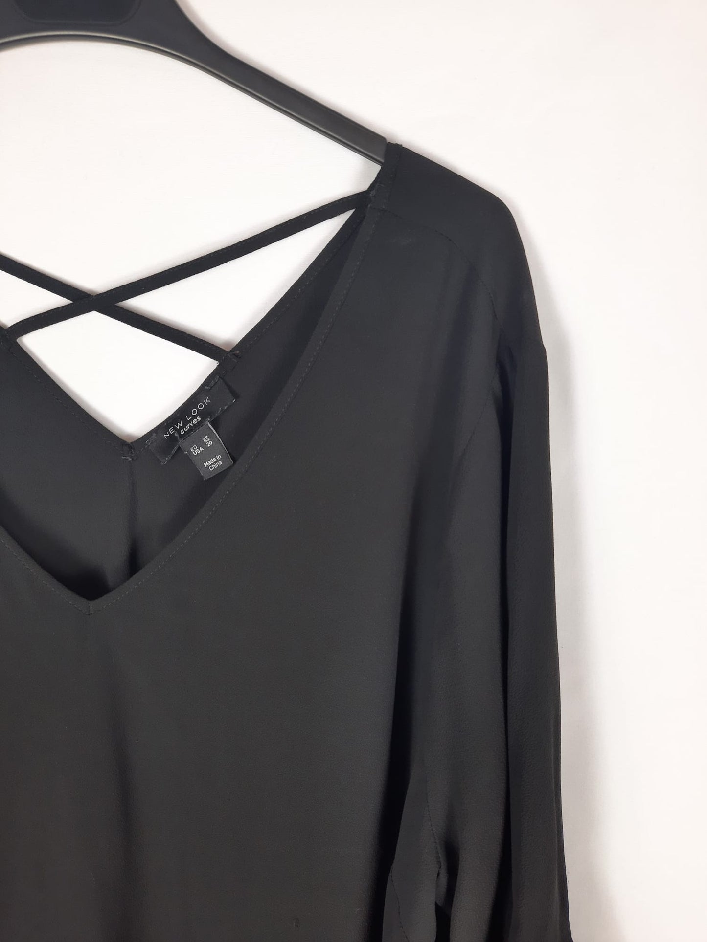 NEW LOOK. blusa negra cuerdas espalda escote pico T.54