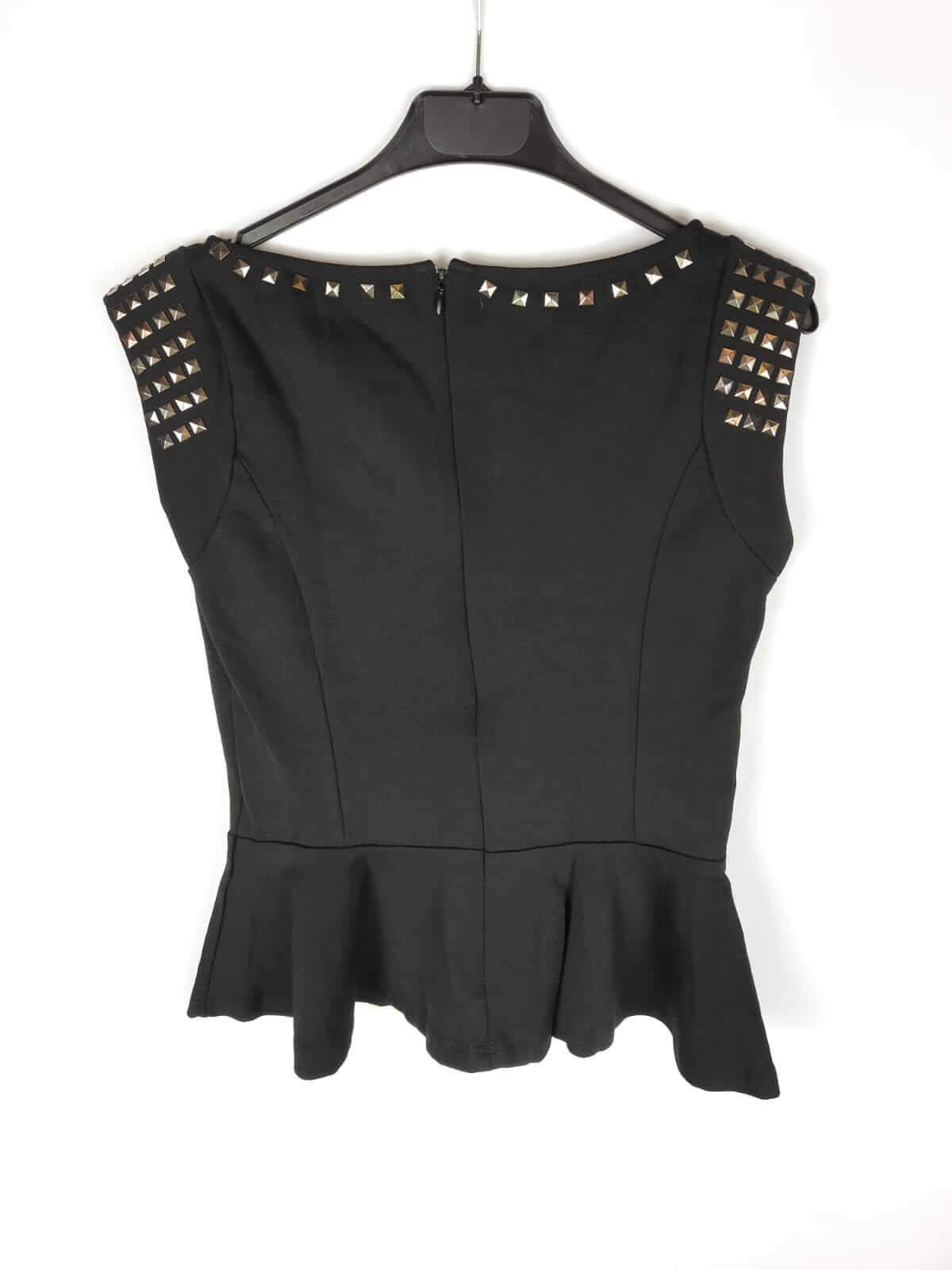 SUITEBLANCO. Top negro con tachuelas en hombros T.m