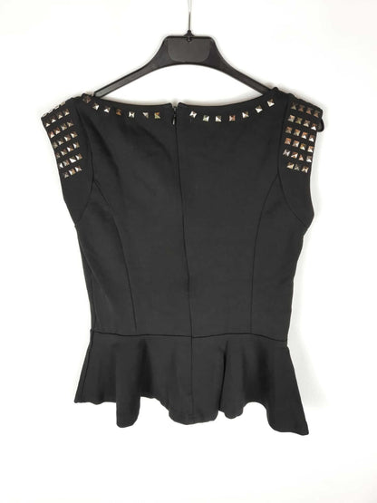 SUITEBLANCO. Top negro con tachuelas en hombros T.m