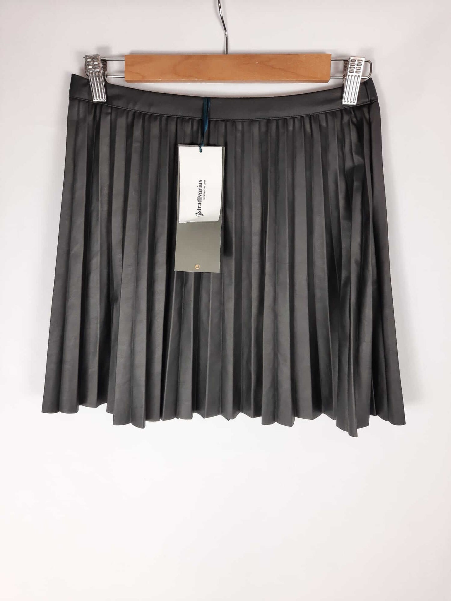 STRADIVARIUS. Black pleated faux leather skirt Tm