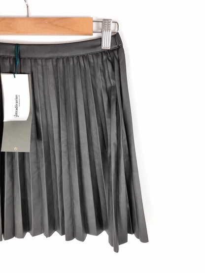 STRADIVARIUS. Black pleated faux leather skirt Tm