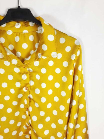 OTRAS. blusa amarilla topos blancos satinada T.m/l
