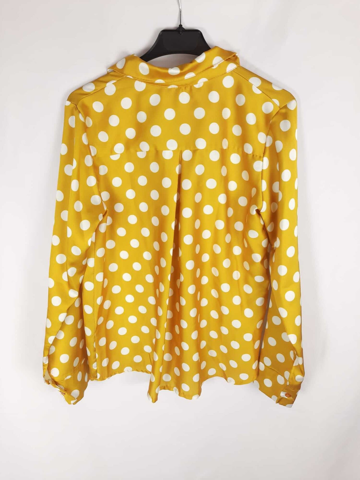 OTRAS. blusa amarilla topos blancos satinada T.m/l