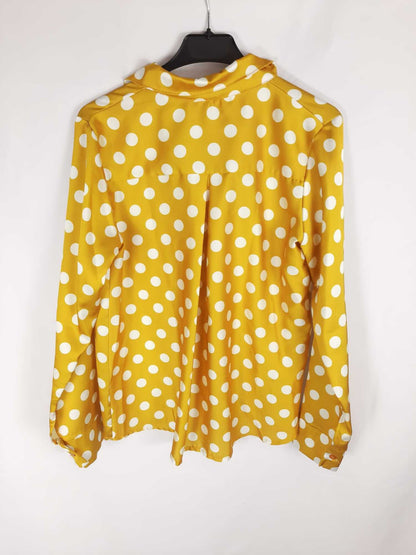 OTRAS. blusa amarilla topos blancos satinada T.m/l