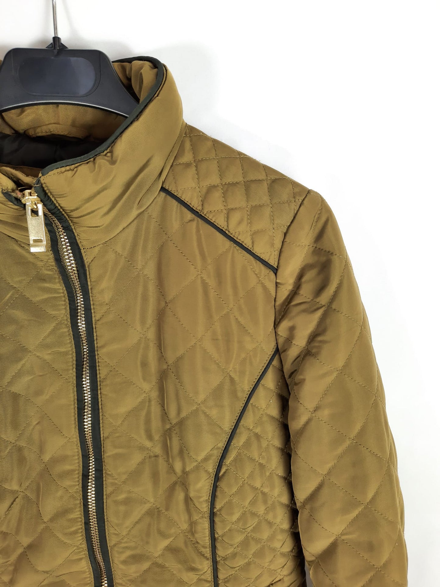 H&M. abrigo acolchado verde T.38