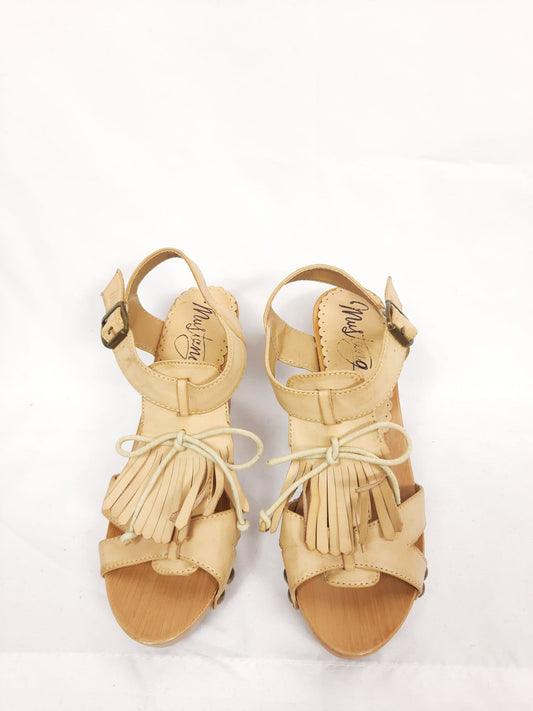 MUSTANG. Beige leather heels with fringes S.38