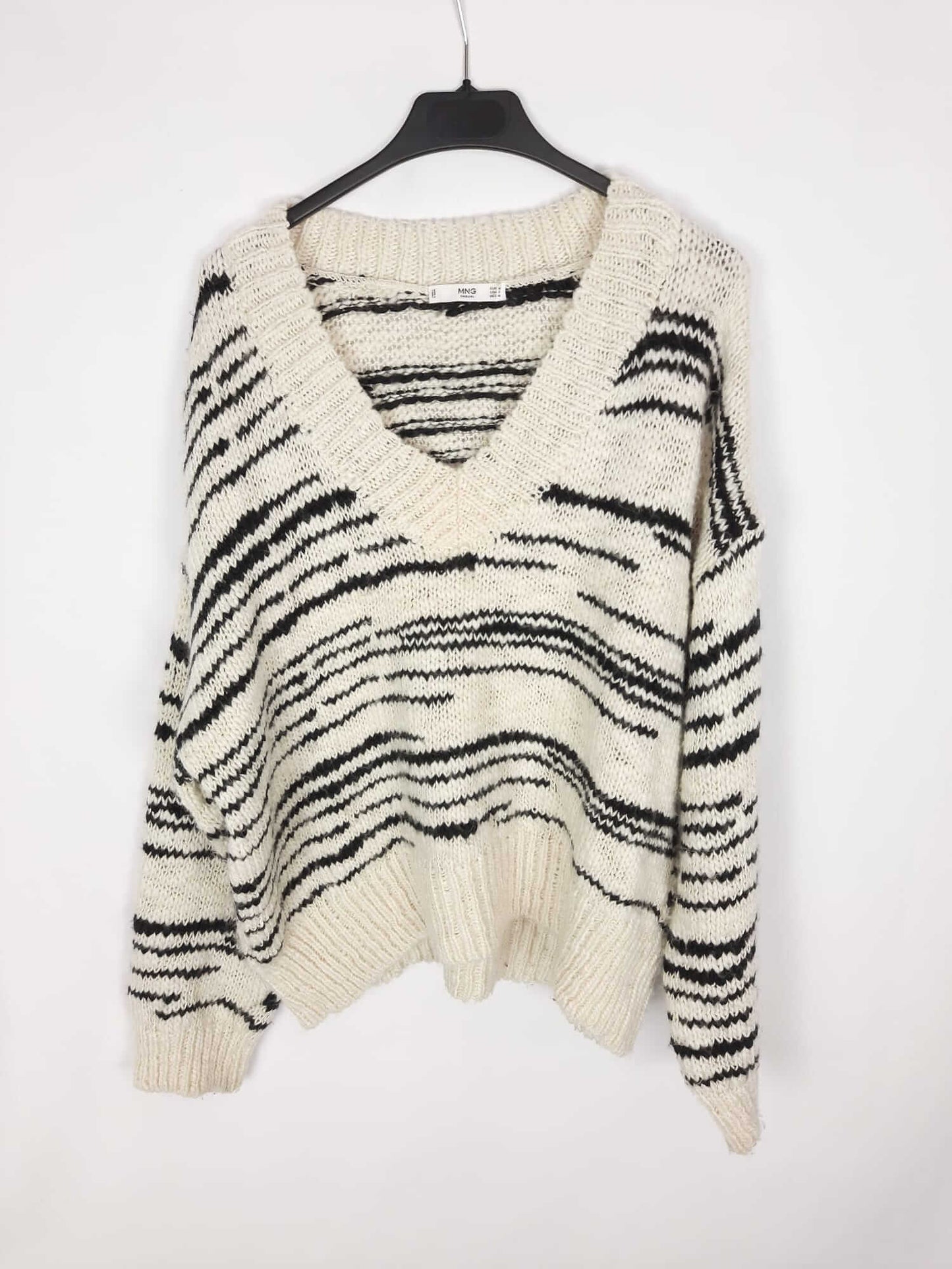 MANGO. Jersey crudo con detalles de rallas negras T.m