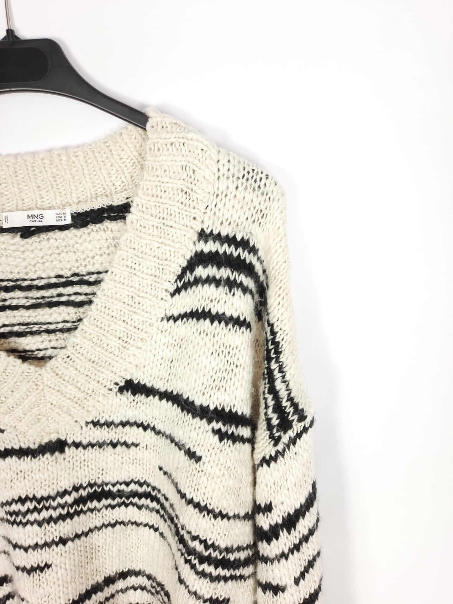 MANGO. Jersey crudo con detalles de rallas negras T.m