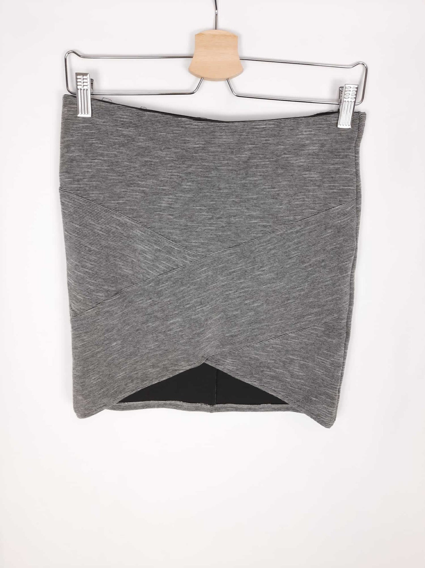 BERSHKA. Falda gris ajustada T.l