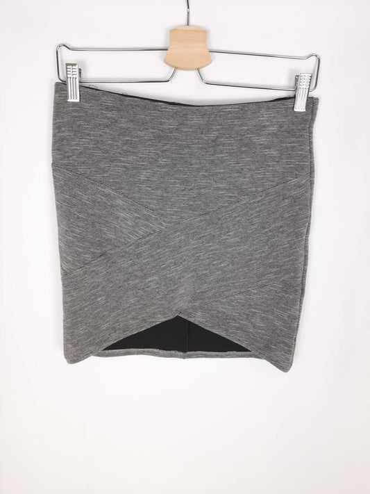 BERSHKA. Falda gris ajustada T.l