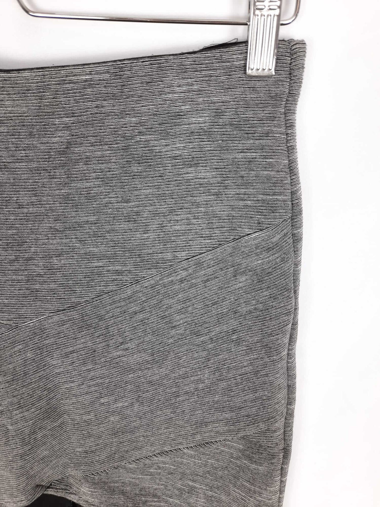 BERSHKA. Falda gris ajustada T.l