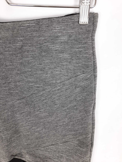 BERSHKA. Falda gris ajustada T.l