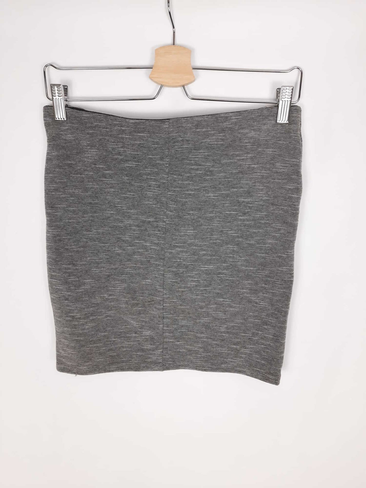 BERSHKA. Falda gris ajustada T.l