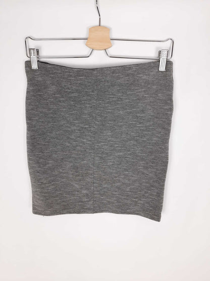 BERSHKA. Falda gris ajustada T.l