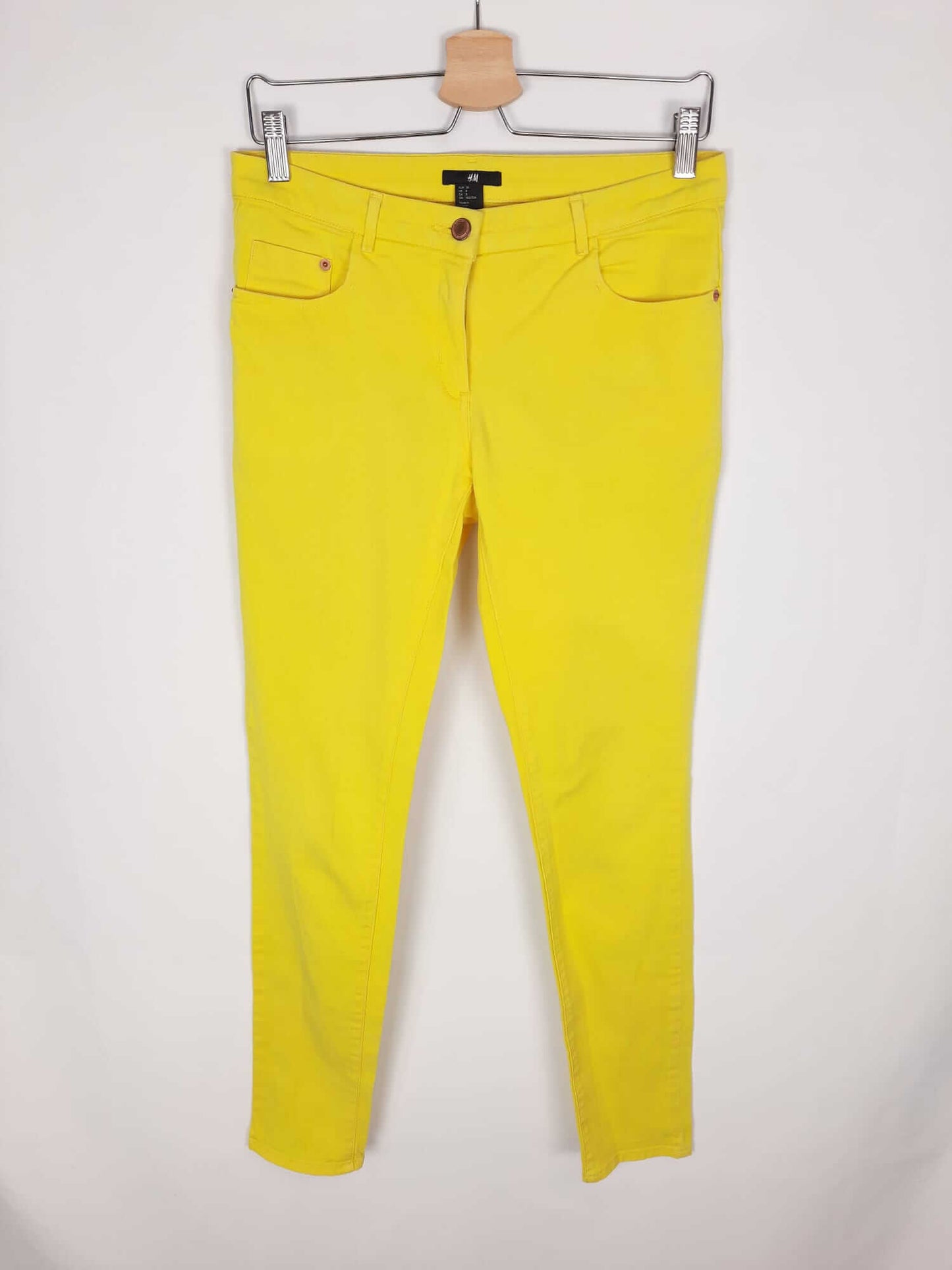 H&M. Pantalon pitillo amarillo T. 38