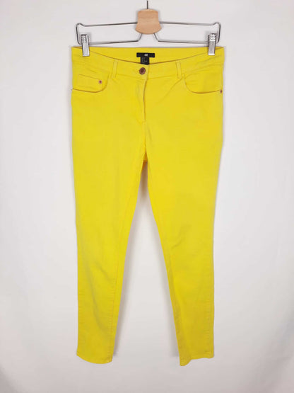 H&M. Pantalon pitillo amarillo T. 38