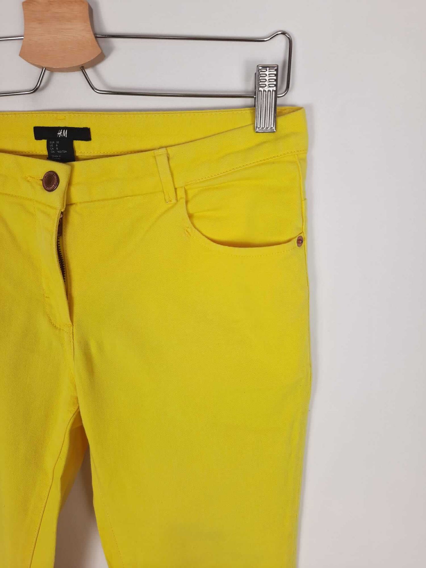 H&M. Pantalon pitillo amarillo T. 38