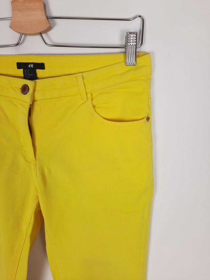 H&M. Pantalon pitillo amarillo T. 38