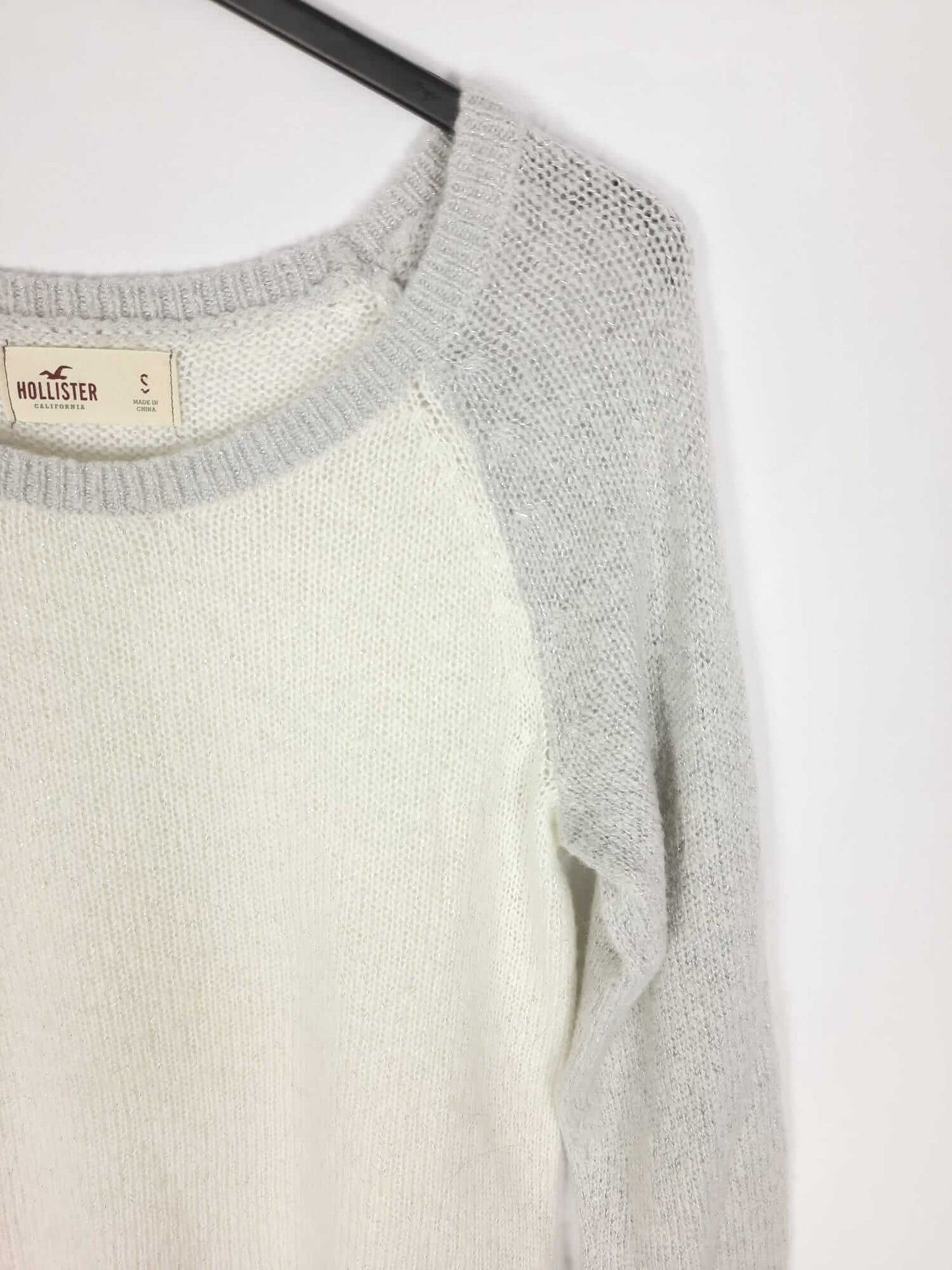 HOLLISTER. jersey blanco roto mangas grises T.s