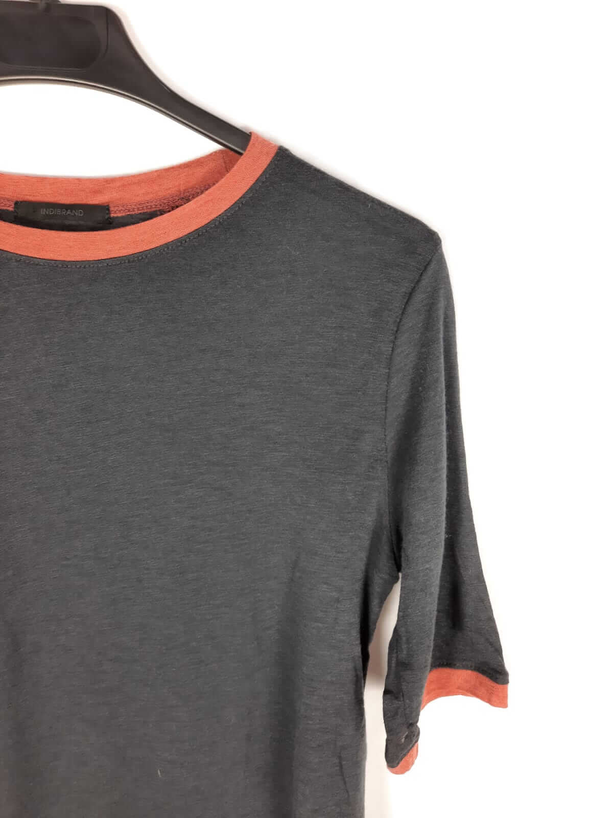 INDIBRAND. camiseta nera detalles burdeos T.s