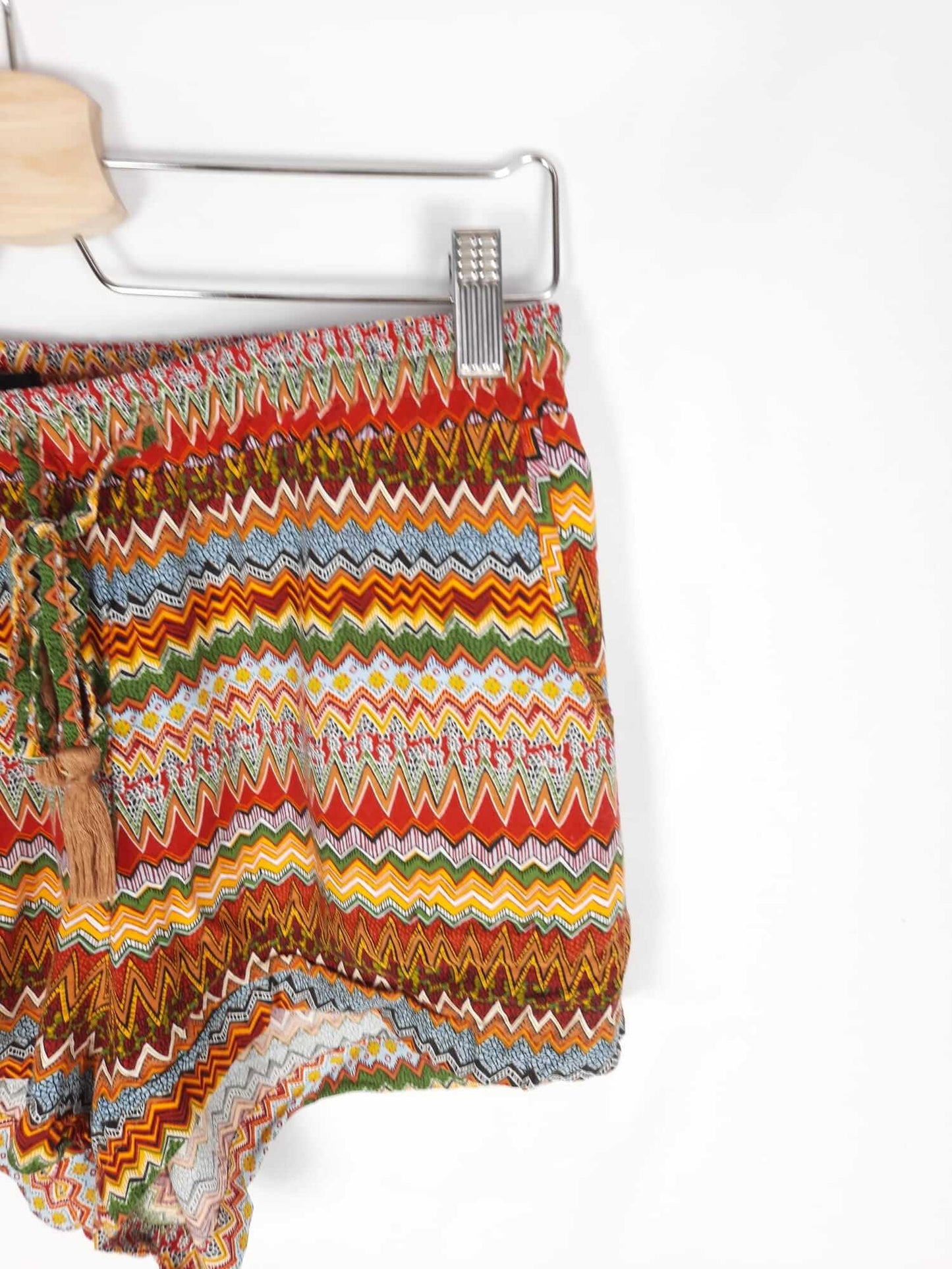 PRIMARK. short etnico tonos rojos T.40