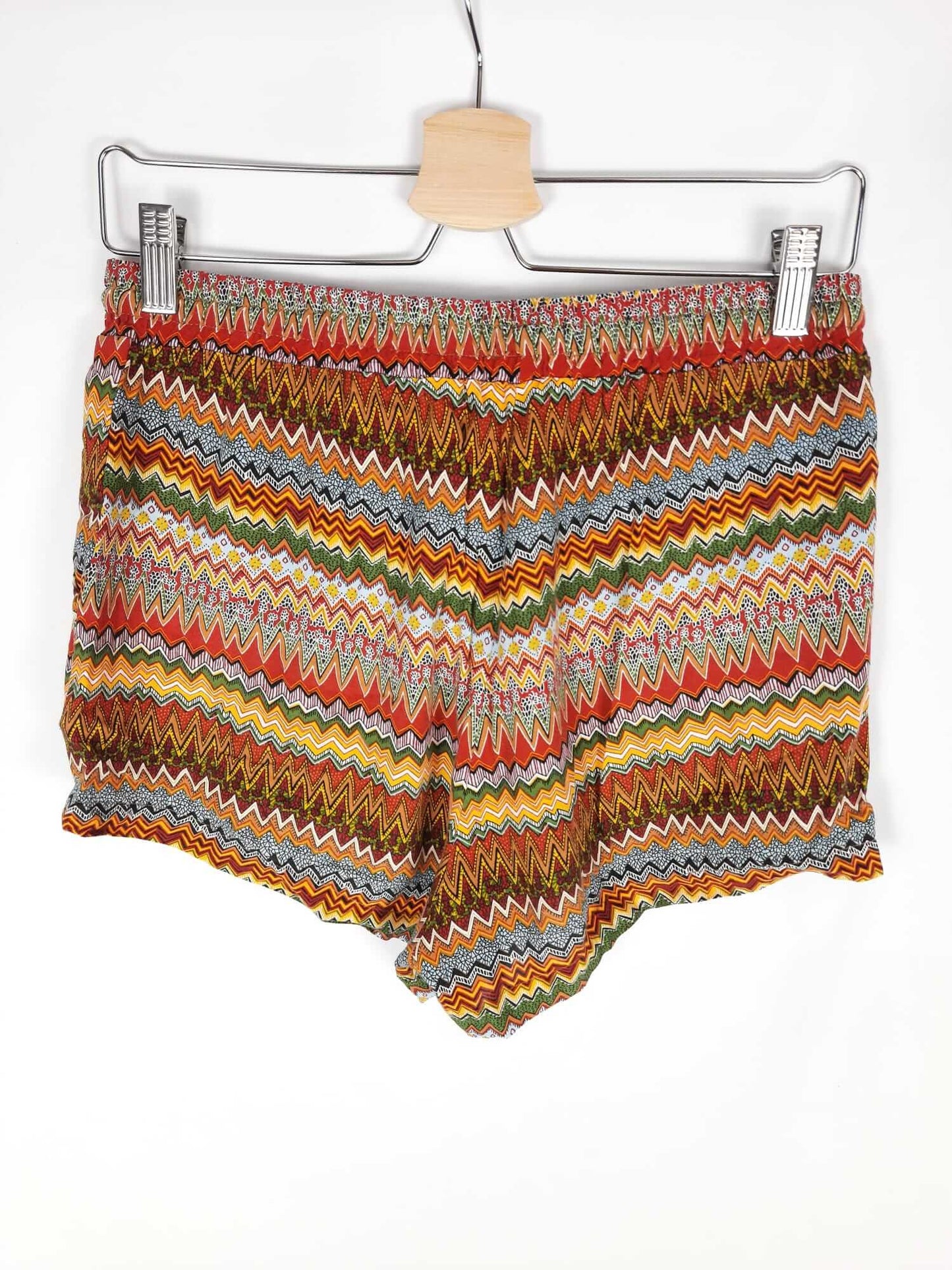 PRIMARK. short etnico tonos rojos T.40