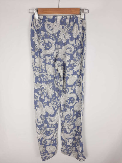 OTRAS. pantalones fluidos azules estampado flores y amebas blancas T.s/m