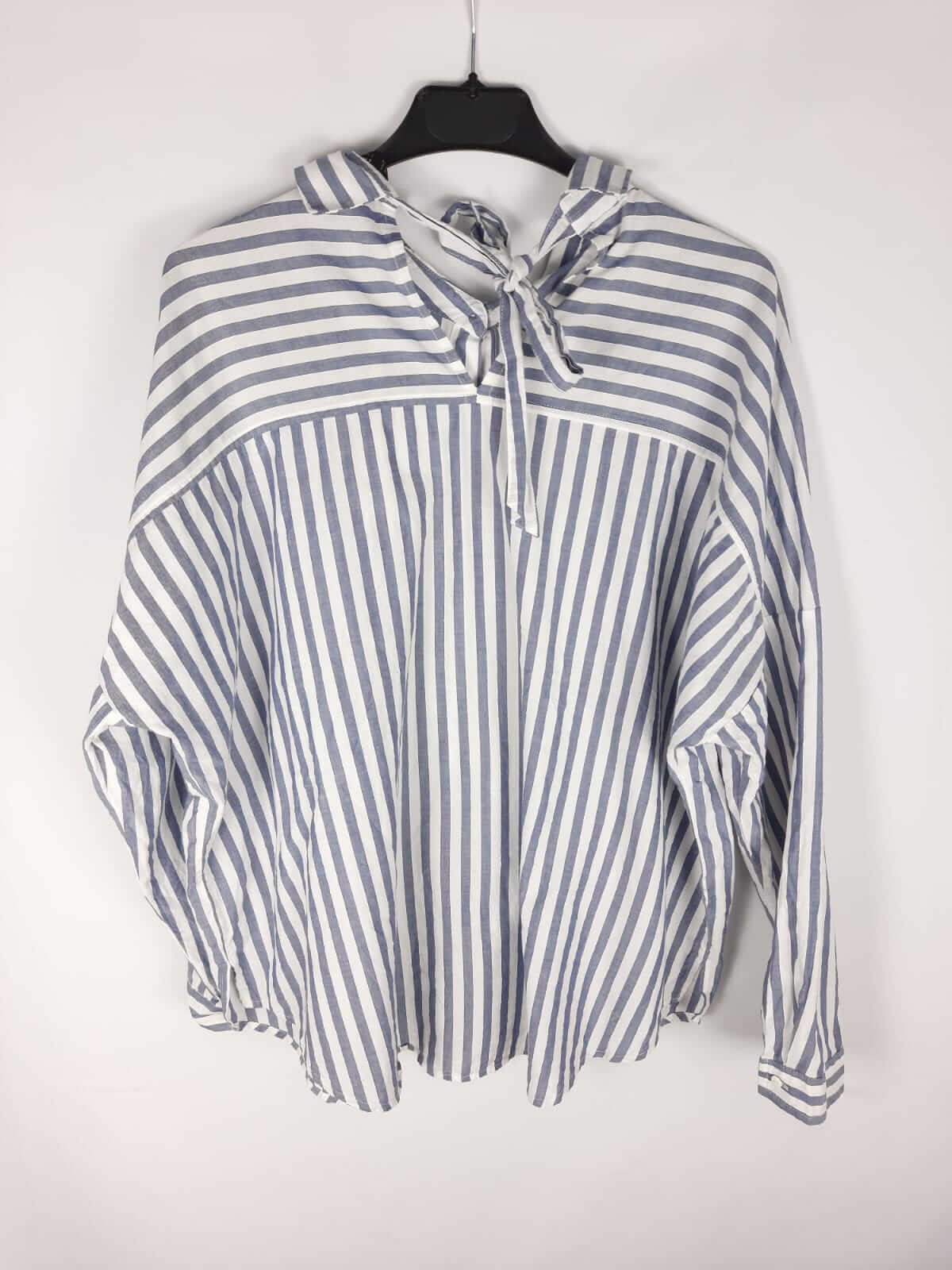 ZARA. Camisa de rayas blanca y azul T.s