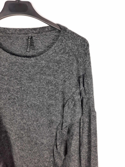 STRADIVARIUS. Jersey gris oscuro delantero volantes T.l