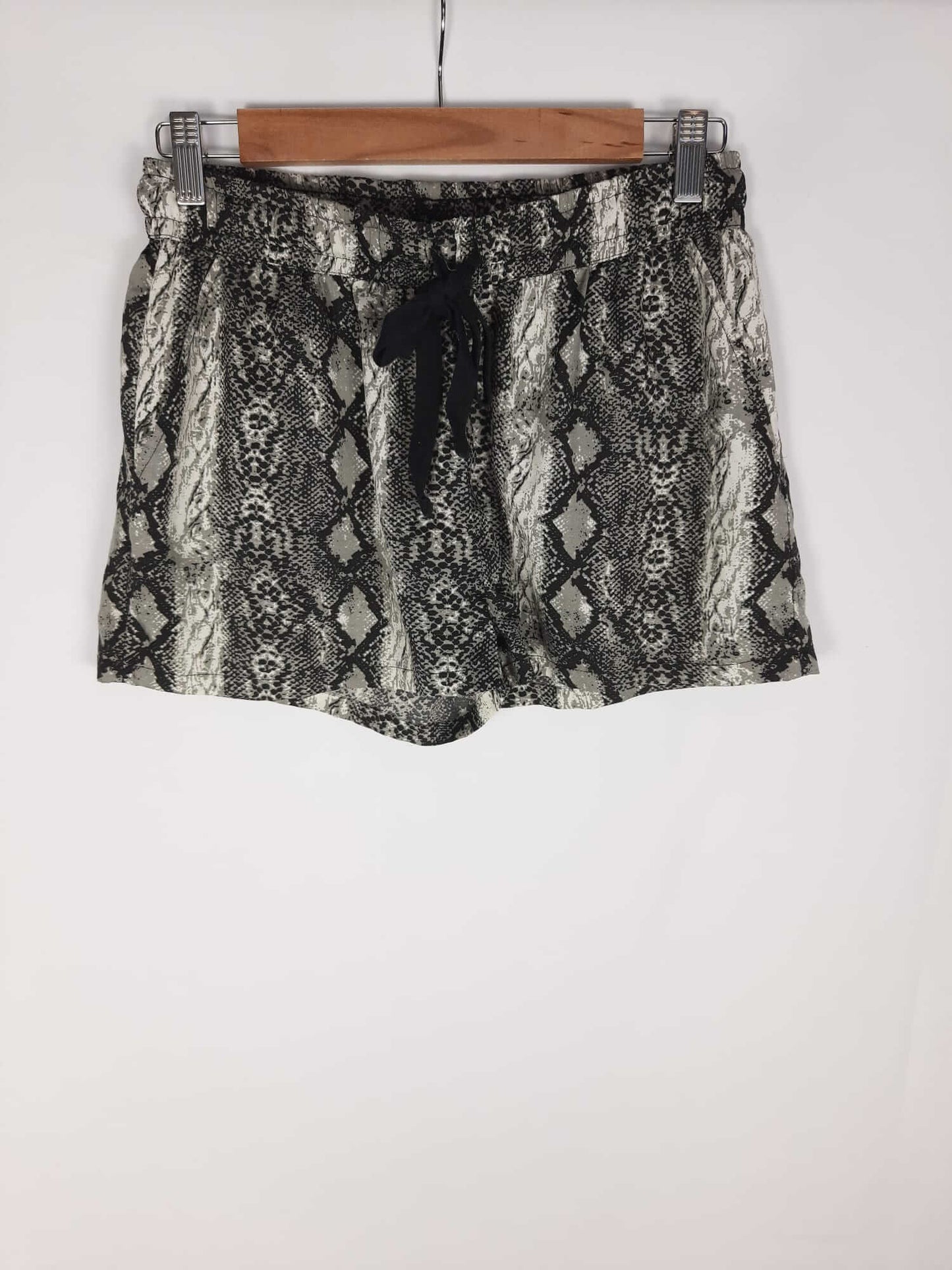 MANGO. Short fluido animal print gris T.m