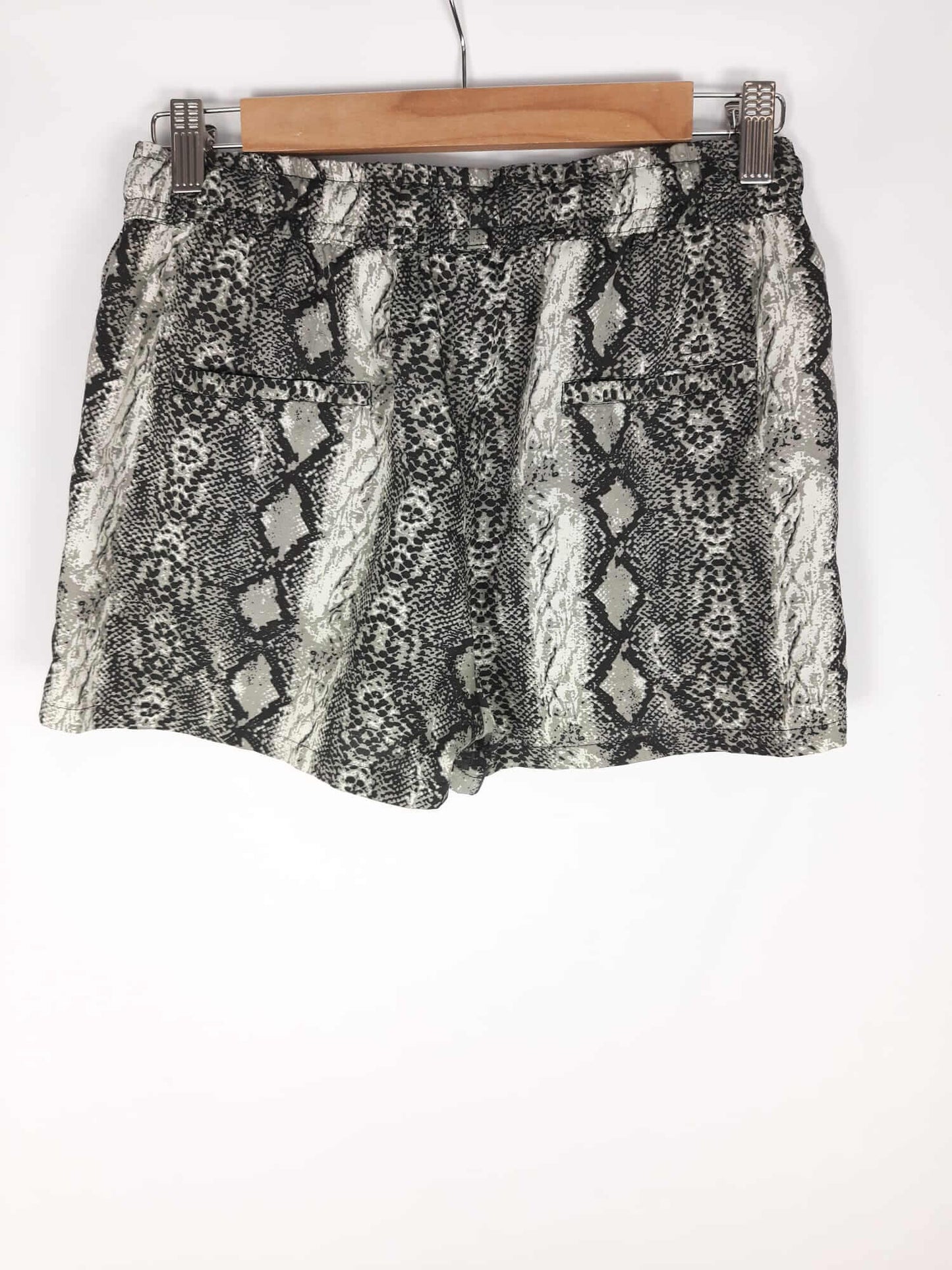 MANGO. Short fluido animal print gris T.m