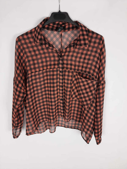 BERSHKA. Camisa de cuadros semitransparente teja y negra T.m