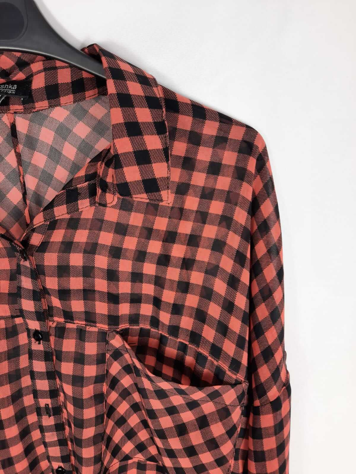 BERSHKA. Camisa de cuadros semitransparente teja y negra T.m