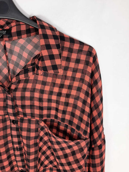 BERSHKA. Camisa de cuadros semitransparente teja y negra T.m
