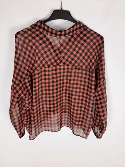 BERSHKA. Camisa de cuadros semitransparente teja y negra T.m