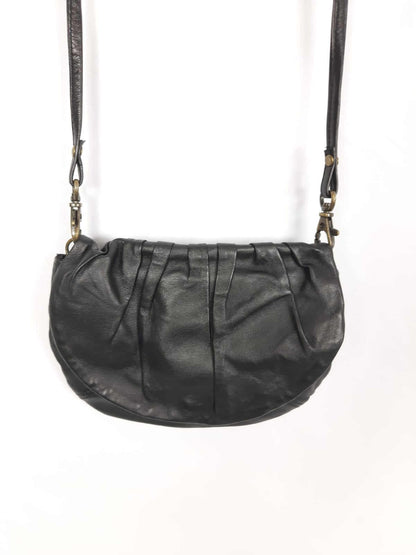 NAF NAF. Bolso negro de piel