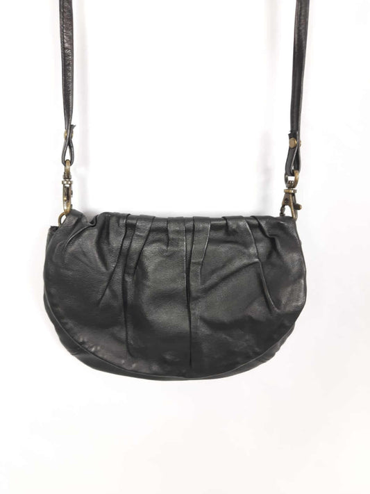 NAF NAF. Bolso negro de piel