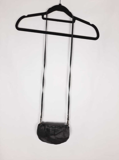 NAF NAF. Bolso negro de piel