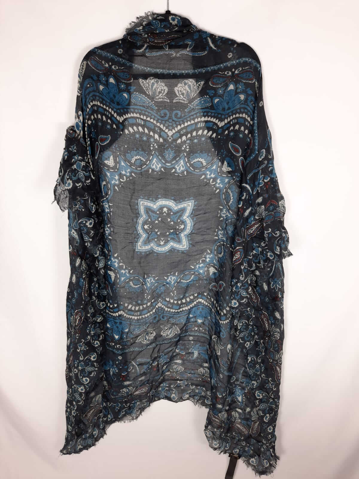 MASSIMO DUTTI. Fular azul marino estampado