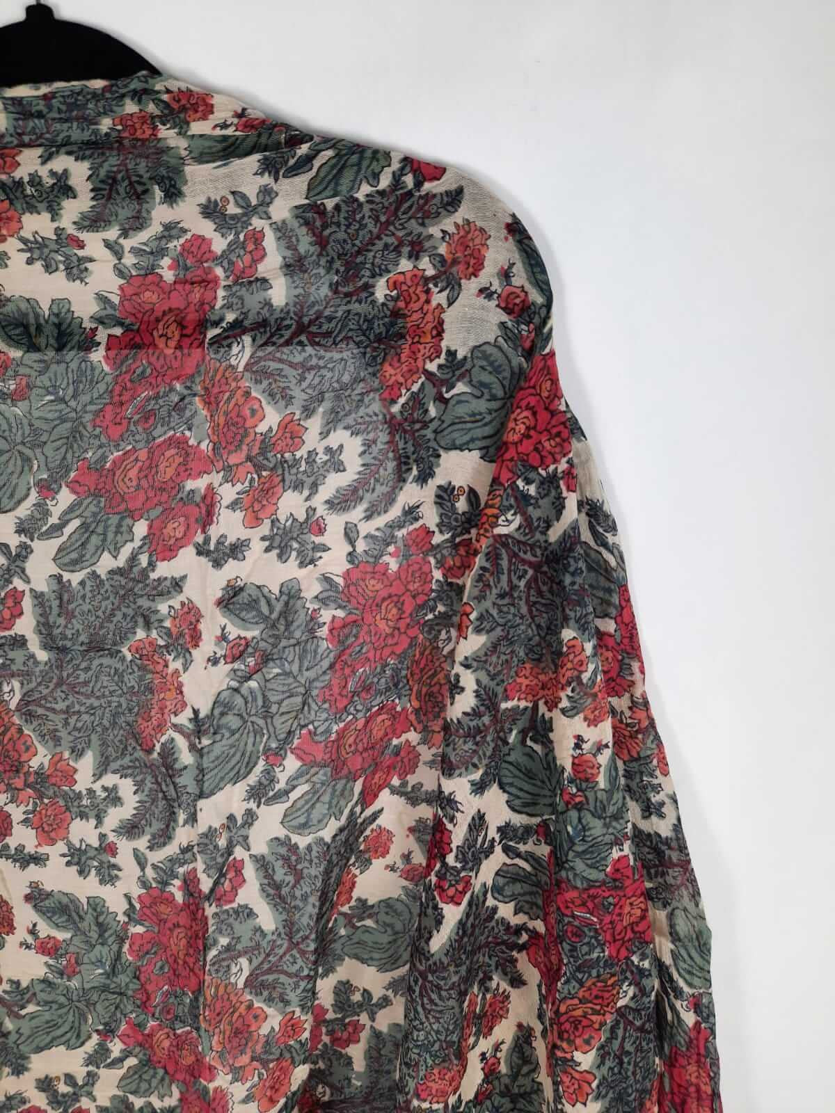 OTRAS. Fular estampado verde y rosa